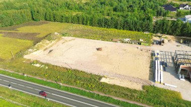 İnşaat hazırlama sahasının hava görüntüsü.