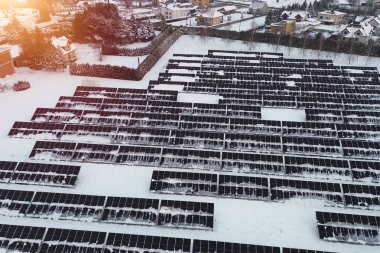 Dışarıda kalan karlı güneş panelleri