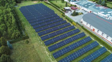 Enerji üreten güneş panellerinin havadan görünüşü