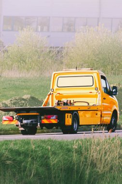 Flatbed hurda kamyonu araba çekme için kullanılıyor.