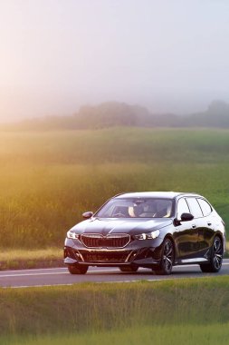 Kargo alanı hareket halinde olan bir arazi aracı.