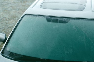 Kışın otomobil camında buz ve buz birikir