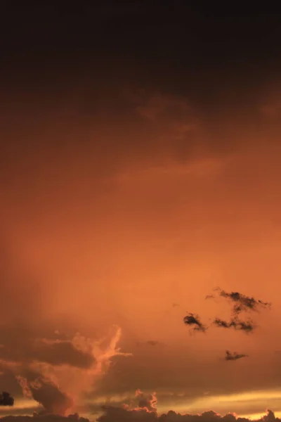 Kopyalama için dramatik bulutlu gün batımı / gün doğumu, canlı renkler ve negatif boşluk