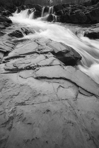 İpeksi su kayaların üzerinden akıyor.