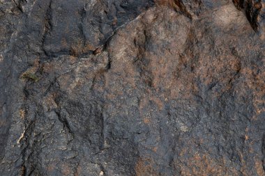 Su ve rüzgarla aşınmış ve yıpranmış kaya katmanları