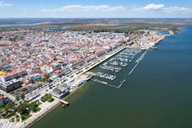Vila Real de Santo Antonio ve Portekiz 'deki Guadiana Nehri' nin kuş bakışı görüntüsü