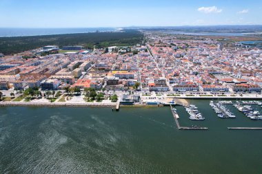 Vila Real de Santo Antonio 'nun Portekiz' deki Rio Guadia 'daki genel manzarası