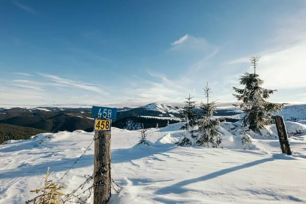 Karla kaplı bir yamacın kenarında bir tabela — Stok fotoğraf