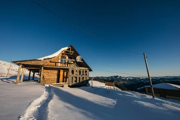 Een trein staat geparkeerd aan de kant van een besneeuwde weg — Stockfoto