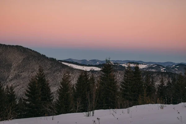 Nahaufnahme eines schneebedeckten Berges — Stockfoto