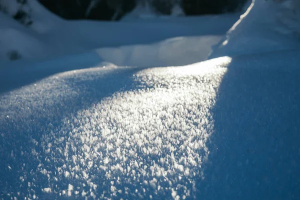 Karla kaplı bir dağ yolculuğu. — Stok fotoğraf