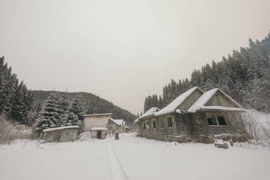 Karla kaplı bir ev.