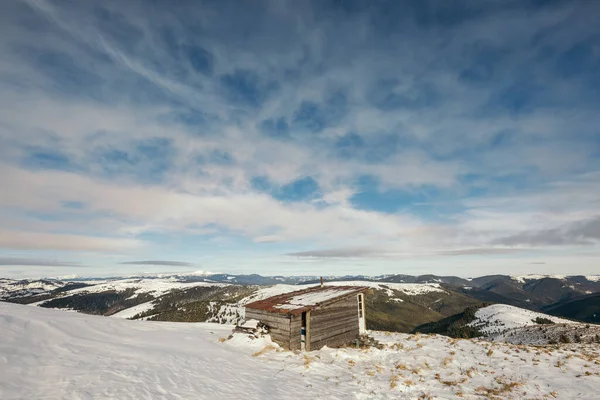 Karla kaplı bir dağa yakın çekim — Stok fotoğraf
