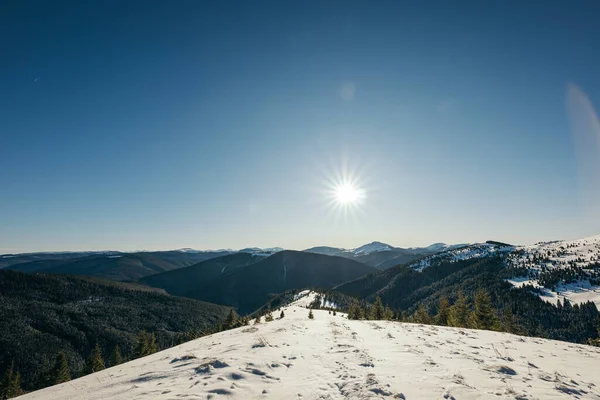 Eine schneebedeckte Bergreise — Stockfoto