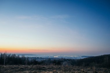 Bir tarlanın üzerinde gökkuşağı