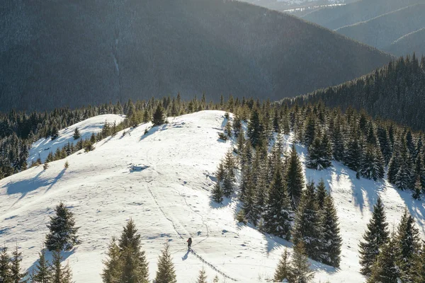 En man som åker snowboard nedför ett snötäckt berg — Stockfoto