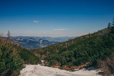 Dağın yamacında bir işaret.