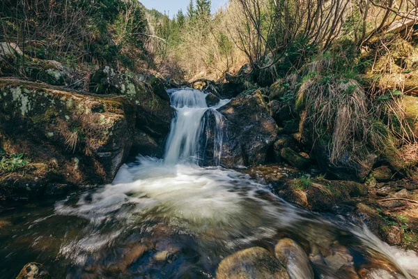 Een grote waterval boven water — Stockfoto