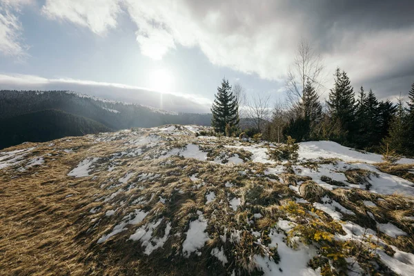 Eine schneebedeckte Bergreise — Stockfoto