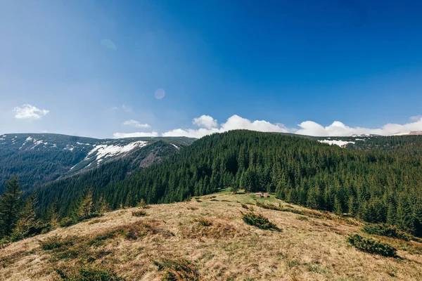 Ein Schild an der Seite eines Berges — Stockfoto