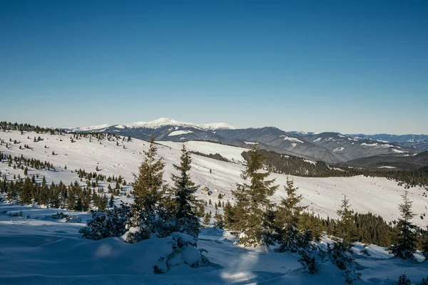 Karla kaplı bir dağa yakın çekim — Stok fotoğraf