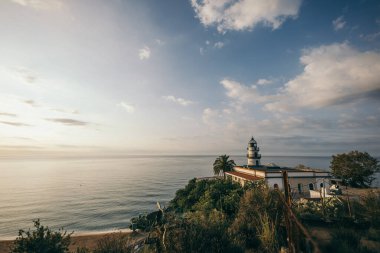 Bir su kütlesinin üzerinde bir köprü