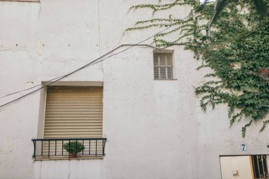 Evin yan tarafında grafiti olan bir bina.