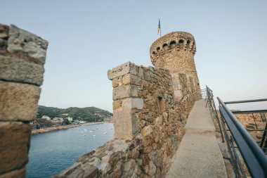 Su üzerinde köprüsü olan bir taş binanın yakın çekimi.