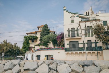 Tren istasyonu inşa eden bir taş.