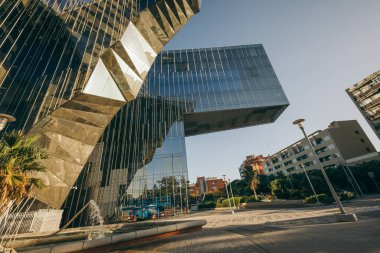 Şehirdeki yüksek bir bina.