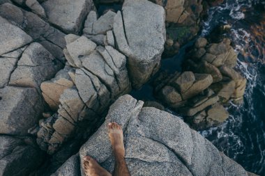 Bir kayanın üzerinde yatan biri