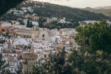 Arkasında dağ olan büyük bir bina.