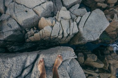 Bir kayanın üzerinde yatan biri