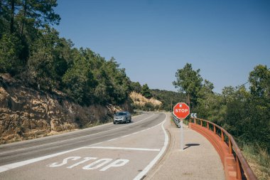 Yol kenarında bir tabela.