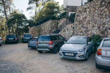 Otoparka park etmiş bir araba.