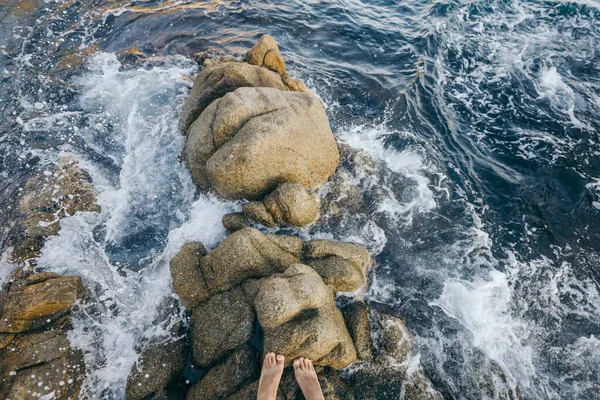 Una grande cascata sopra un po 'd'acqua — Foto Stock