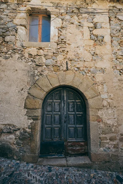 Каменное здание с часами на стене из кирпича — стоковое фото
