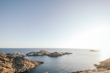 Bir su kütlesinin ortasında kayalık bir ada