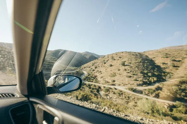 Una persona conduciendo un coche — Foto de Stock