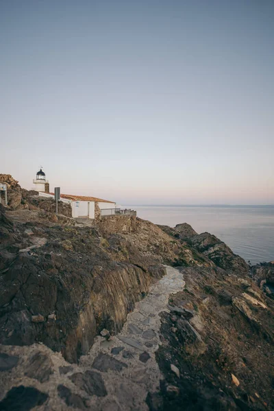 A close up of a rock near the ocean — Stock Photo, Image