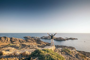 Bir su kütlesi olan kayalık bir arazi.