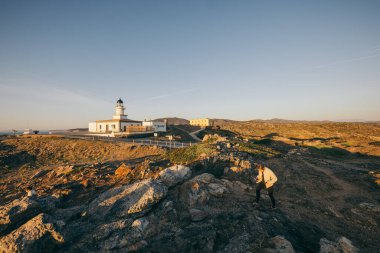 Çelik raylarda büyük uzun bir tren.