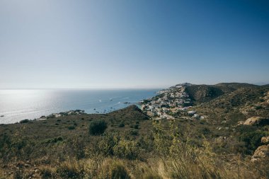 Bir yamacın yakınına.