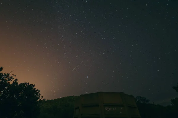 Un signo blanco con el cielo rojo y azul en el fondo — Foto de Stock