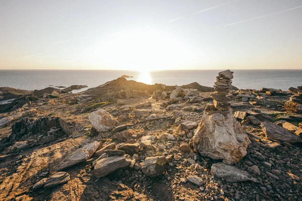 Un gruppo di persone su una collina rocciosa — Foto Stock