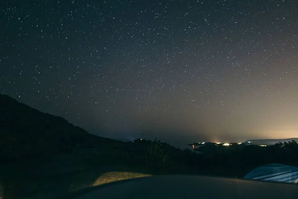 Una vista del cielo mirando hacia arriba por la noche — Foto de Stock