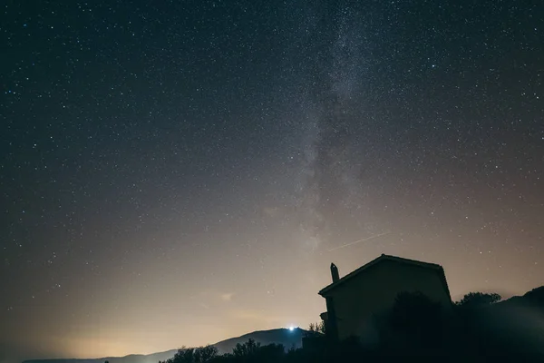 Un signo en un cielo oscuro — Foto de Stock