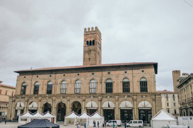 Binanın önünde büyük bir saat kulesi.