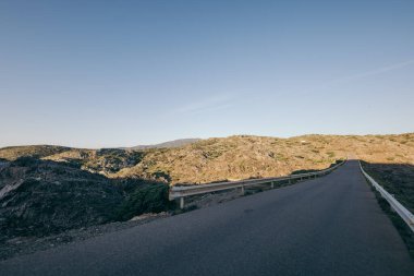 Kırsal bir yola yakın çekim