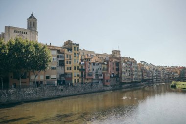 Arkasında bir şehir olan bir su kütlesi.